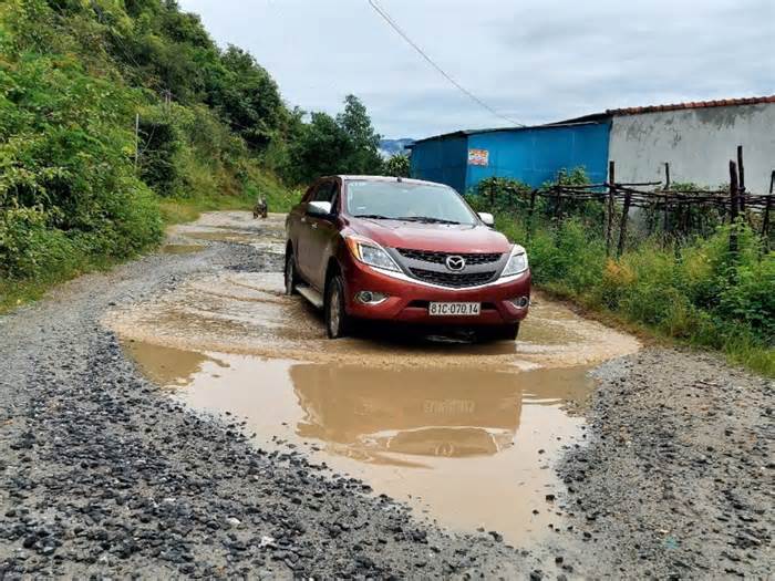 Kon Tum: Hàng trăm 'ổ voi' trên các tuyến đường biên giới