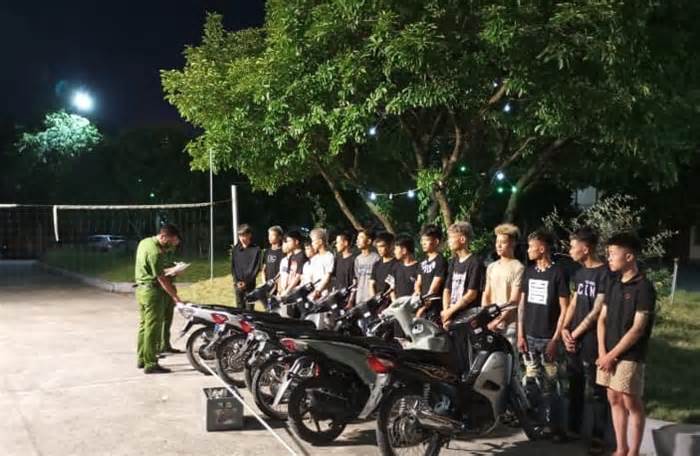 Ninh Bình: Bắt nhóm thanh thiếu niên mang dao đâm người đi đường