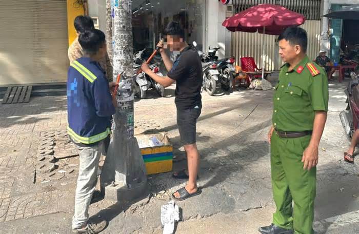 Ba thanh niên bị buộc cạo sạch quảng cáo dán 'chui' trên cột điện