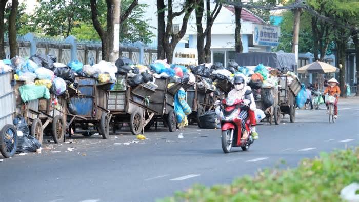 Rác vẫn tràn lan trên đường, cổng bệnh viện sau Chỉ thị của Chủ tịch Cần Thơ