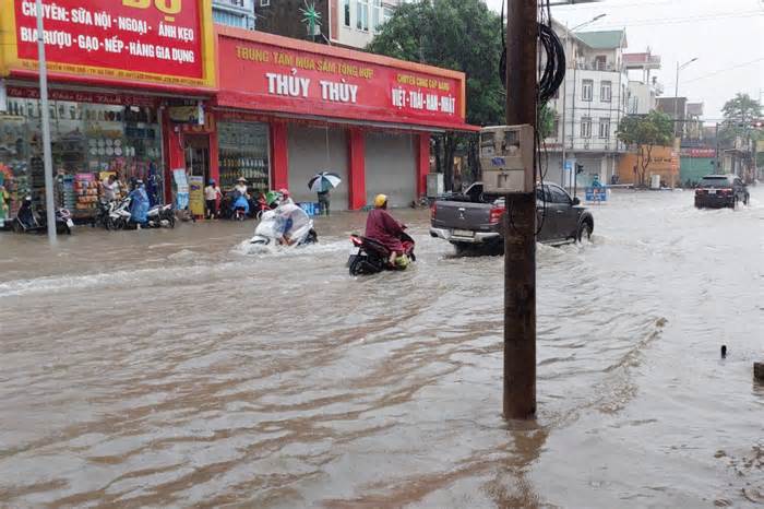 Mưa lớn, nhiều tuyến đường ở thành phố Hà Tĩnh ngập sâu