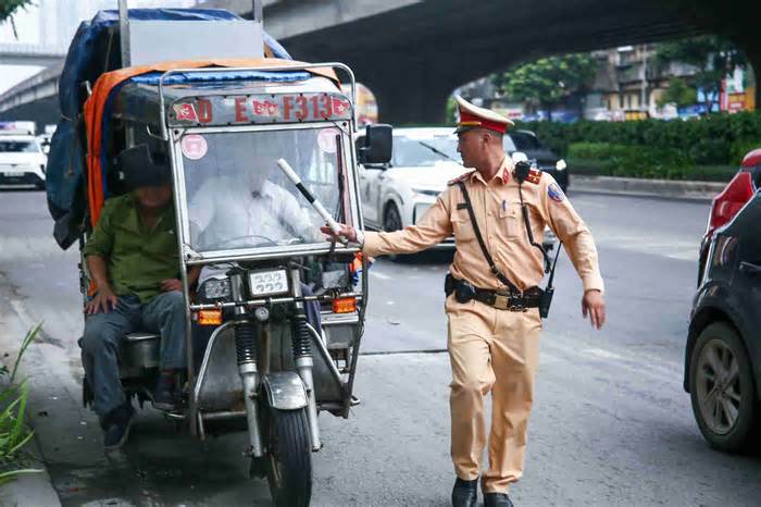 Nhiều người lái xe ba bánh tự chế gắn mác 'thương binh, khuyết tật' bị xử lý