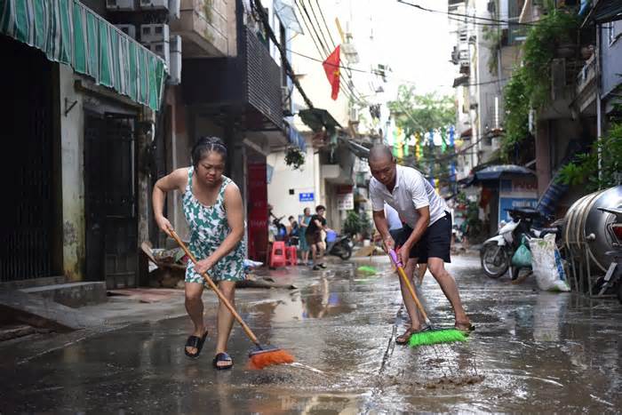 Ảnh hưởng sau lũ: Nhiều phường của quận Cầu Giấy, Bắc Từ Liêm phải cấp nước theo giờ