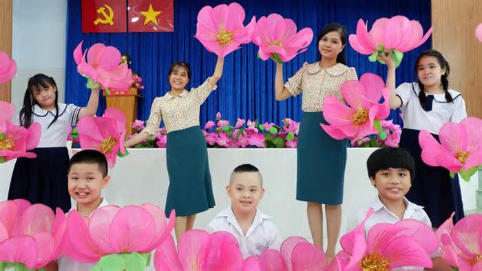 Cô Hiền, cô Hòa của học sinh chuyên biệt: Dạy các con cài nút áo cũng là nỗ lực lớn