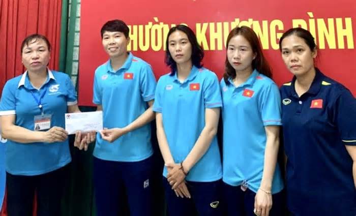 Đội tuyển nữ Việt Nam chia sẻ với nạn nhân vụ cháy chung cư mini ở Hà Nội