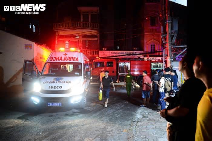 Cháy chung cư mini ở Hà Nội: Hơn 100 cảnh sát vất vả chữa cháy xuyên đêm