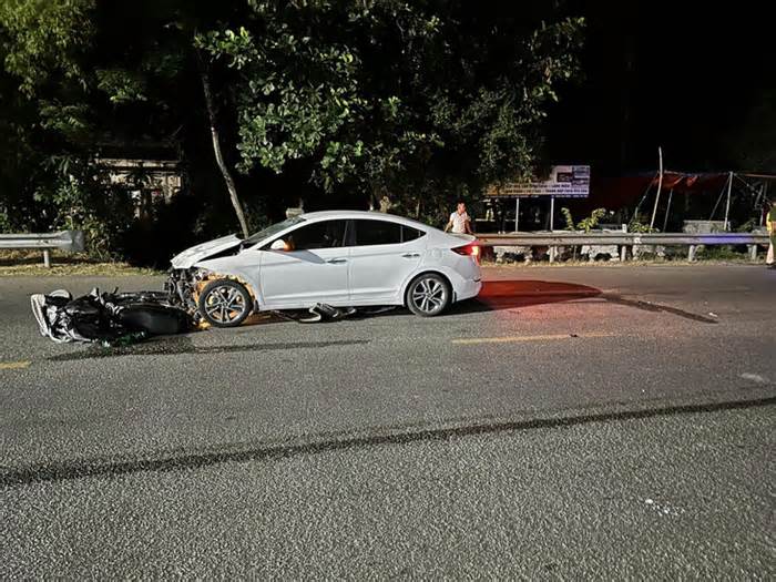 Ô tô biển số Lào mất lái tông liên hoàn, 5 người thương vong