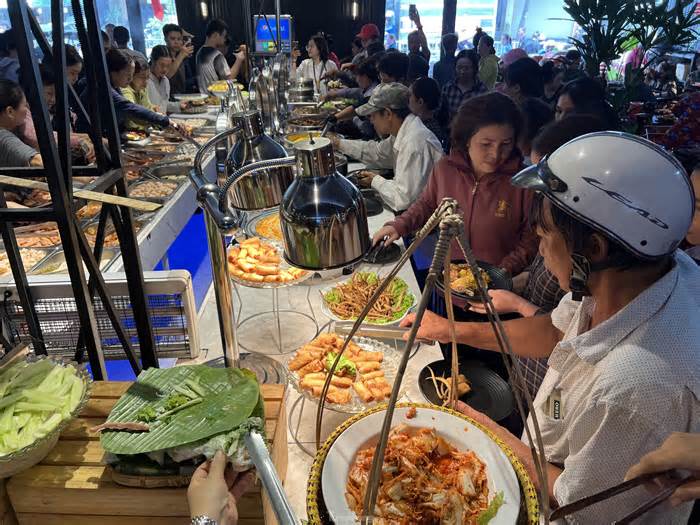 Xúc động tiệc buffet 1.000 đồng ở TPHCM