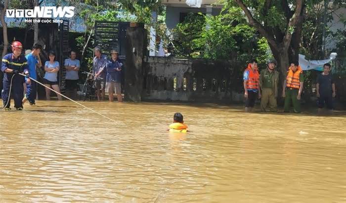 Tìm thấy thi thể cháu bé 3 tuổi mất tích sau khi rơi xuống dòng lũ dữ ở Huế