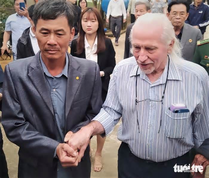 Cựu binh Mỹ trao lại tập nhật ký cho gia đình liệt sĩ Cao Văn Tuất