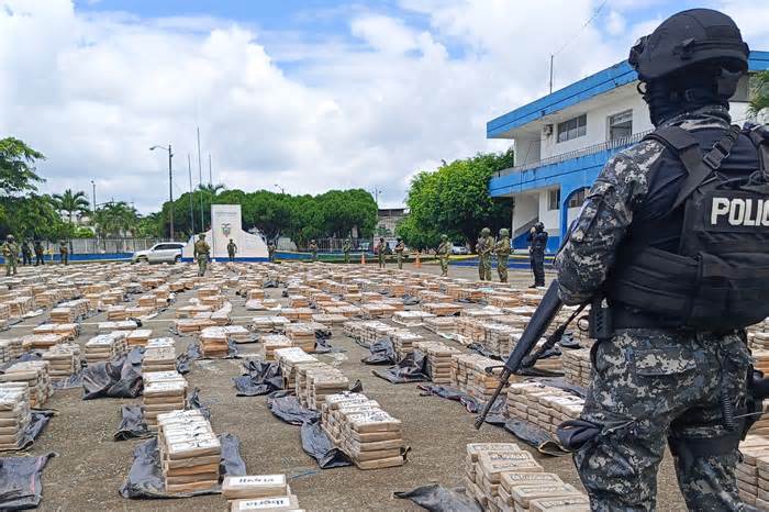 Ecuador tịch thu 22 tấn cocaine