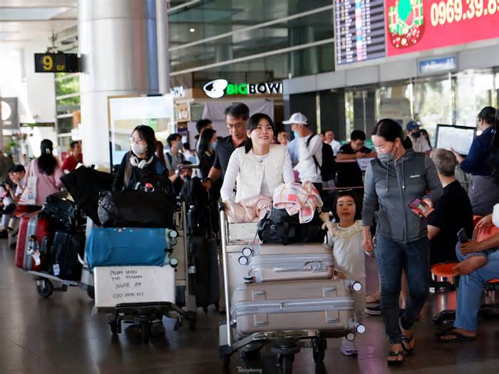 Sân bay Tân Sơn Nhất tấp nập người đón Việt kiều về ăn Tết