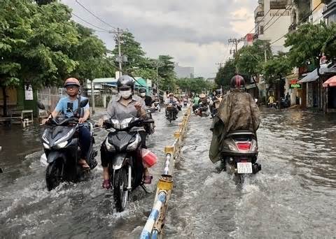 TPHCM vẫn còn 18 tuyến đường ngập do mưa lớn và triều cường