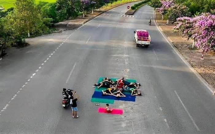 Xử phạt nhóm phụ nữ tập yoga giữa đường ở Thái Bình