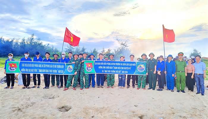 Đoàn viên thanh niên làm sạch bãi biển, hưởng ứng tháng hành động vì môi trường