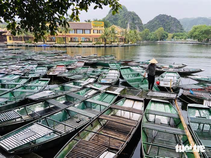 Lái đò du lịch Tam Cốc - Bích Động: hợp đồng lao động đụng hương ước của làng