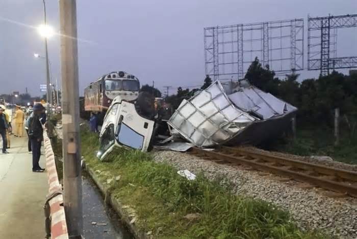 Xe tải bị tàu hỏa 'xé' đôi khi qua đường sắt ở Hải Phòng