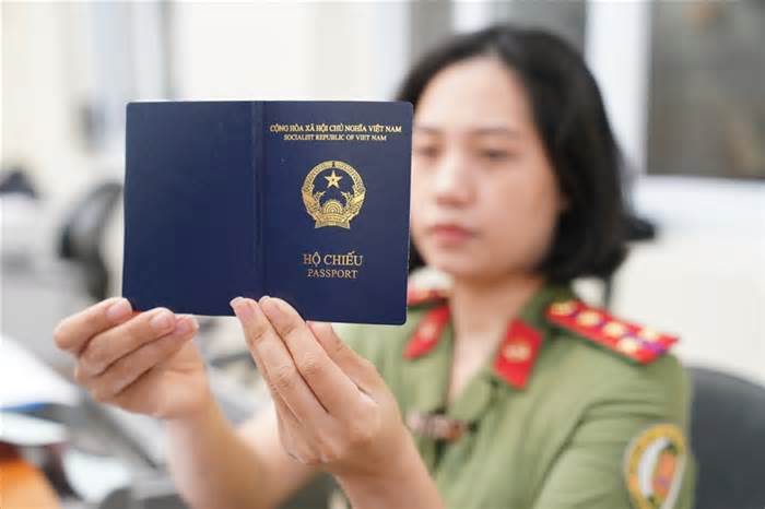 Cân nhắc việc hủy hộ chiếu khi công dân không đến nhận