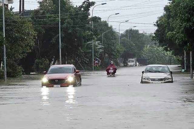Lý do nhiều tuyến đường thành phố Vinh ngập sâu sau mưa lớn