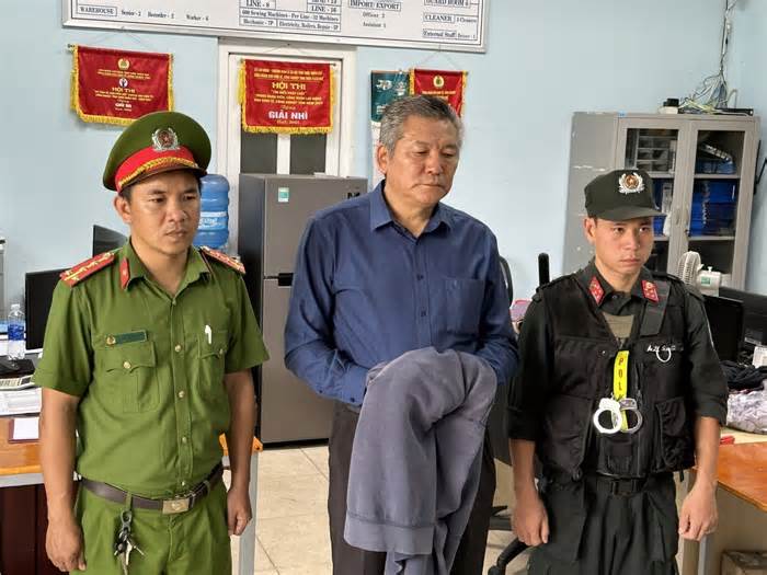 Người đàn ông Hàn Quốc bị bắt vì buôn lậu quần áo vào Việt Nam