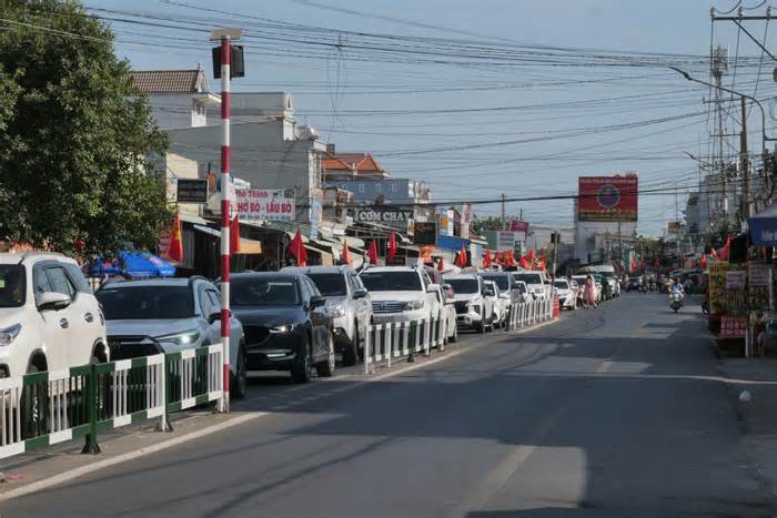 Người dân quay lại TPHCM sau kỳ nghỉ Tết, phà Cát Lái ùn ứ 2 km