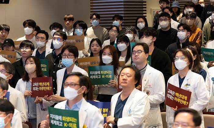 Bệnh nhân khốn khổ khi giáo sư y khoa Hàn Quốc từ chức