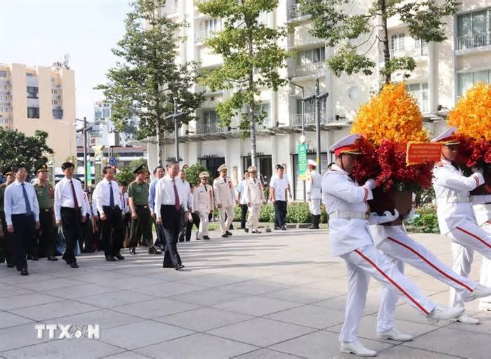 Tổng Bí thư, Chủ tịch nước Tô Lâm dâng hoa trước tượng đài Bác Hồ tại TPHCM