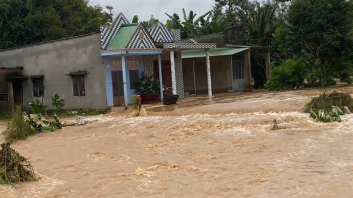 Mưa lớn kéo dài, nhiều tỉnh thành phía Nam thiệt hại nặng nề