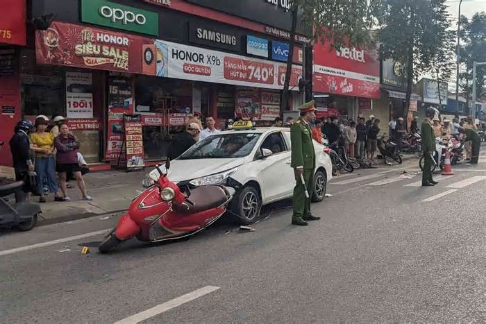 Xe taxi gây tai nạn liên hoàn tại điểm dừng đèn đỏ ở Huế, 5 người nhập viện