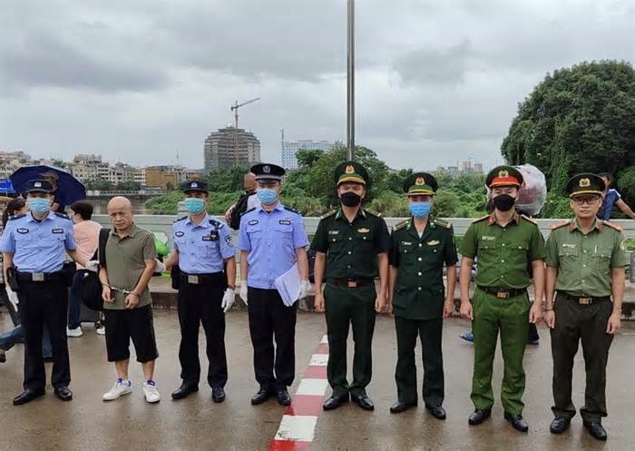 Bàn giao đối tượng truy nã cho Công an Trung Quốc