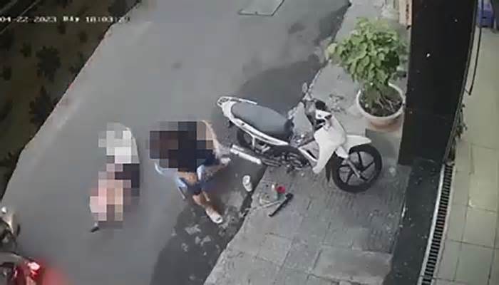 Khởi tố 2 người cướp giật túi xách khiến cô gái ngã ra đường