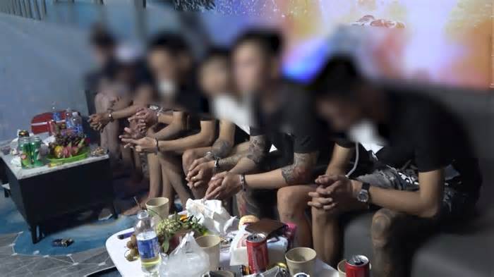 Công an đột kích ngôi nhà ở TP Rạch Giá bắt gọn nhóm nam nữ dùng ma túy