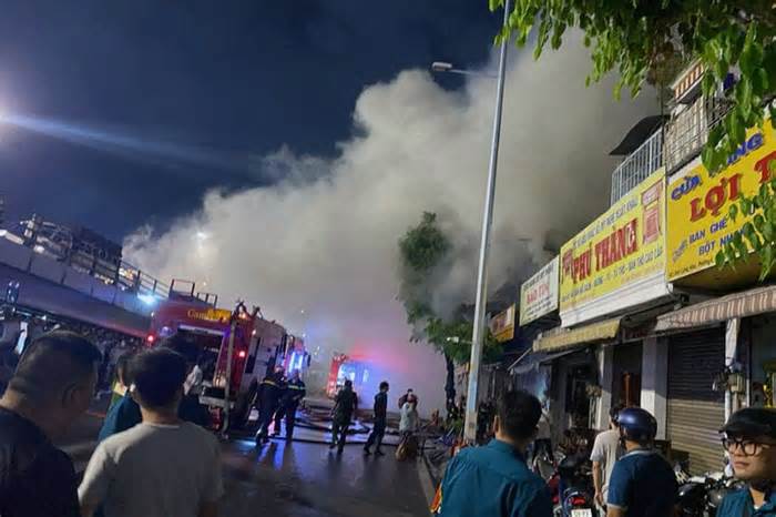 Cháy lớn ở cửa hàng đồ gỗ mỹ nghệ, đường xung quanh Tân Sơn Nhất tắc nghẽn