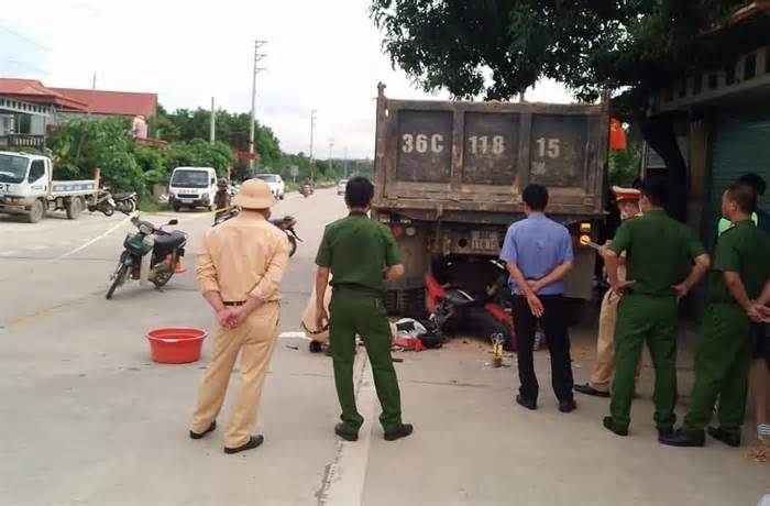 Tông vào đuôi xe tải đậu ven đường, nam thanh niên tử vong tại chỗ