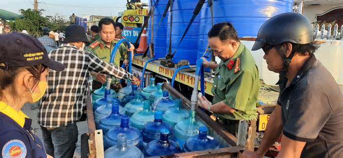 Công an Tiền Giang dùng xe và bồn chữa cháy 'cứu khát' cho người dân