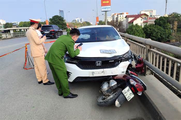 Hai cô gái bị ôtô tông văng khỏi cầu vượt