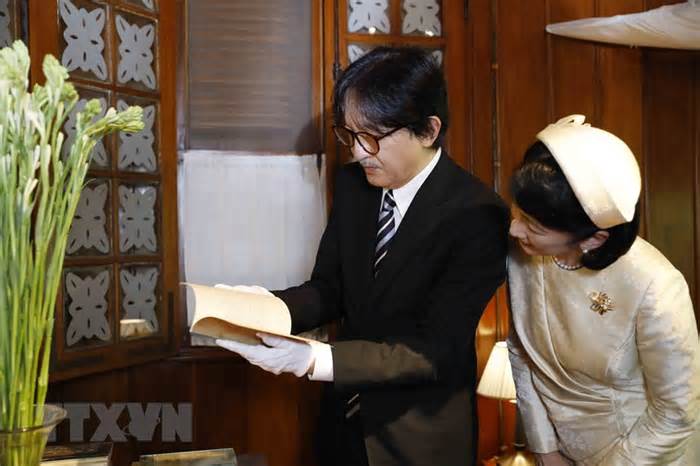 Hoàng Thái tử Nhật Bản tham quan Khu di tích Chủ tịch Hồ Chí Minh