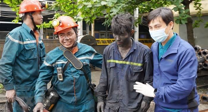 Giải cứu hai công nhân mắc kẹt hơn 12 tiếng dưới lò khai thác than