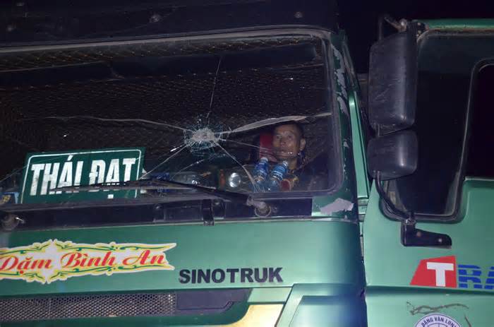 Nhiều ôtô lưu thông trên đường Hồ Chí Minh trong đêm bị ném vỡ kính