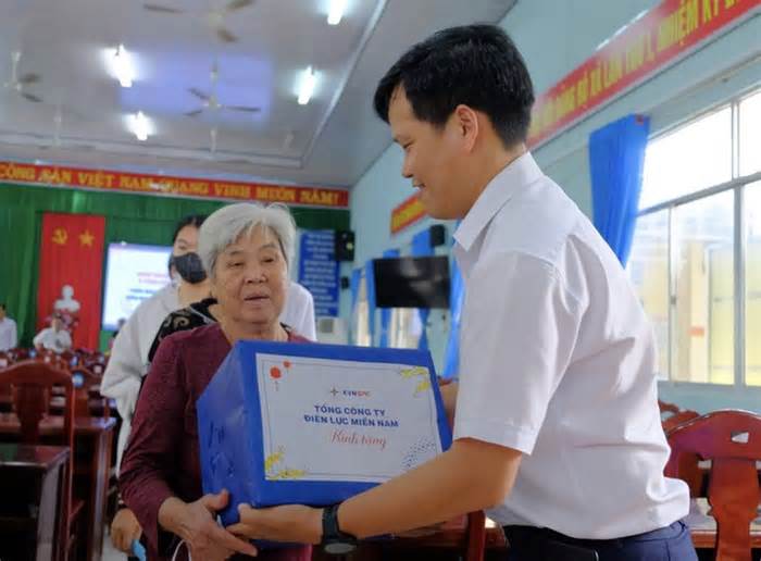 Tổng công ty Điện lực miền Nam trao quà Tết ở Đồng Tháp