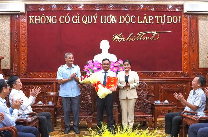 UBND tỉnh Bình Phước trao các quyết định về công tác cán bộ