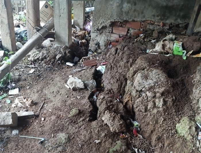 An Giang: Rạn nứt đất bờ sông Hậu, vận động 5 hộ dân di dời