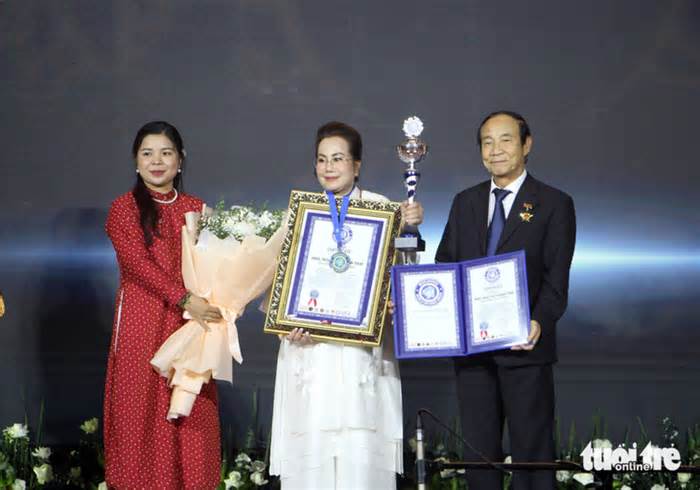Trao hai kỷ lục thế giới về ấm tử sa cho bà Ngô Thị Thanh Tâm