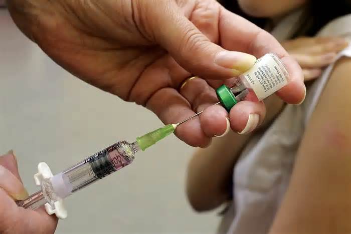 Miễn dịch sởi do mắc bệnh hay vaccine an toàn hơn?