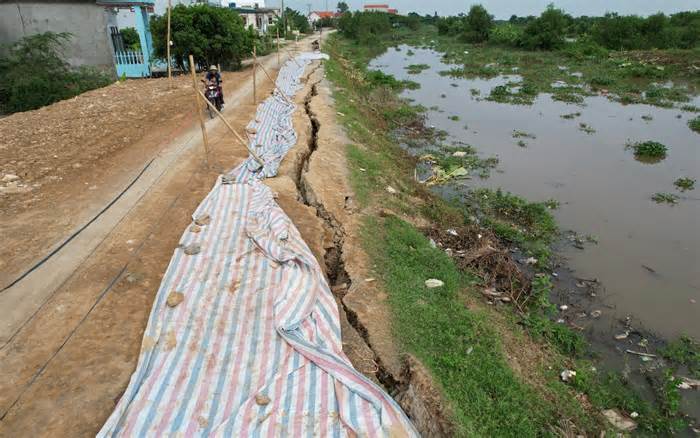 Bờ đê ở Thanh Hóa bị nứt toác, người dân thấp thỏm lo âu trước mùa mưa lũ