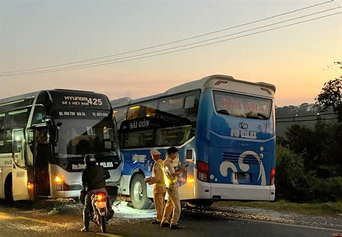 Ba xe ôtô khách gây tai nạn liên hoàn trên Quốc lộ 14 tỉnh Đắk Nông