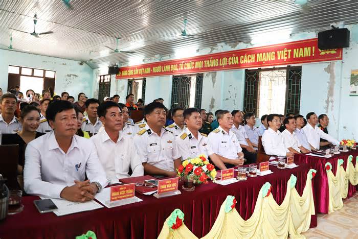 Hải quân nhận đỡ đầu con ngư dân tại Quảng Bình