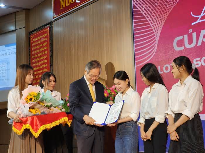Tặng học bổng cho sinh viên Đà Nẵng gặp khó khăn, vươn lên trong học tập
