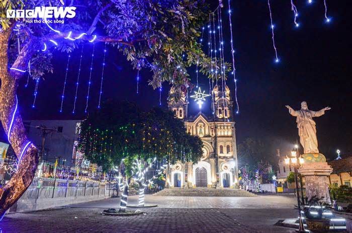Xứ đạo ở ngoại thành Hà Nội lung linh ánh đèn đón Giáng sinh