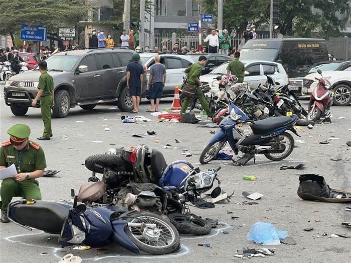 Vụ ôtô đâm 17 xe máy ở Hà Nội: Một nam nạn nhân vẫn hôn mê sâu